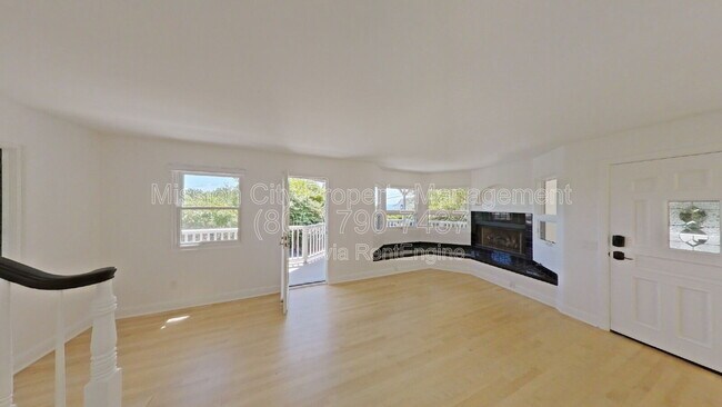 Building Photo - 2570 Lillie Ave