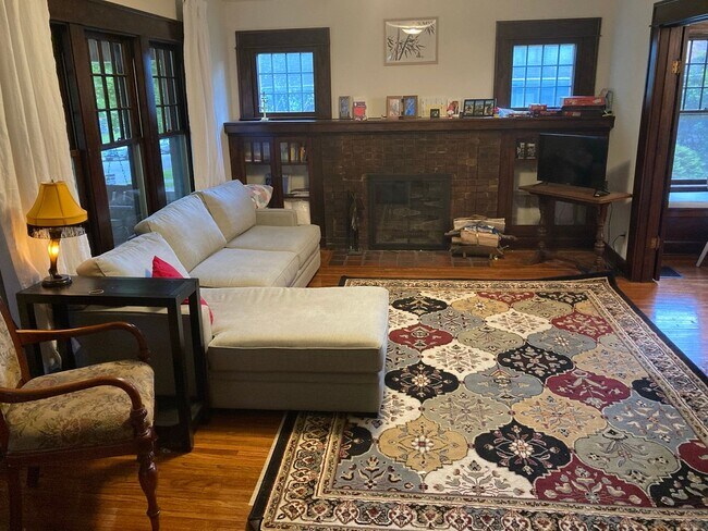 Building Photo - Gorgeous home on North Washington Street