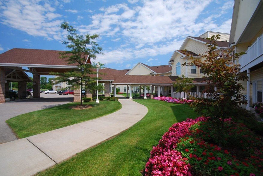 Front Entrance - Parkwood Heights- Senior Living