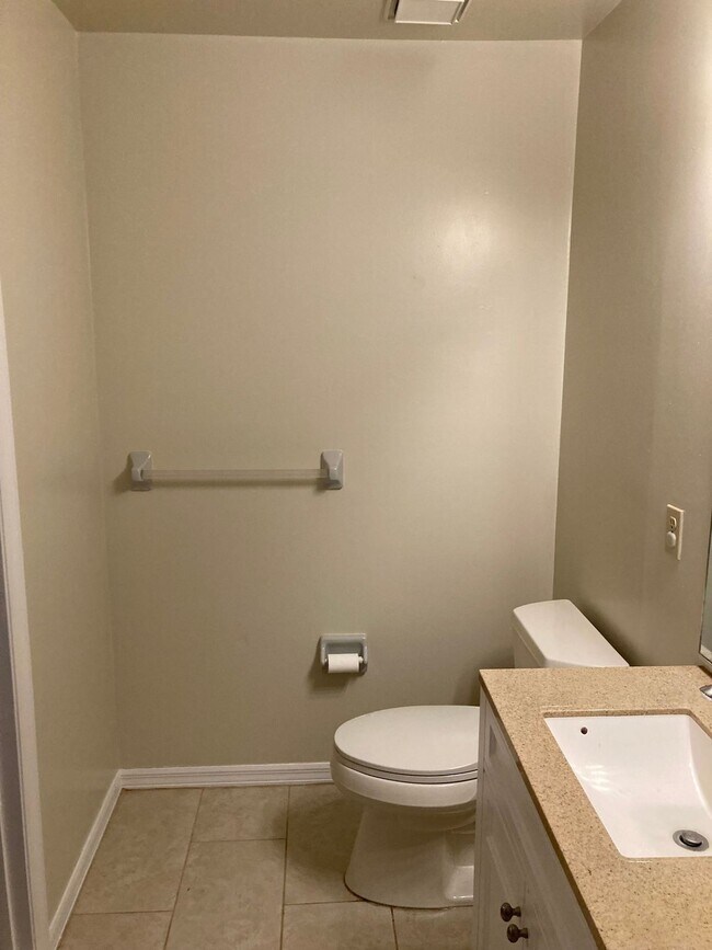 Building Photo - Charming 3 bedroom, 2 bathroom house with ...