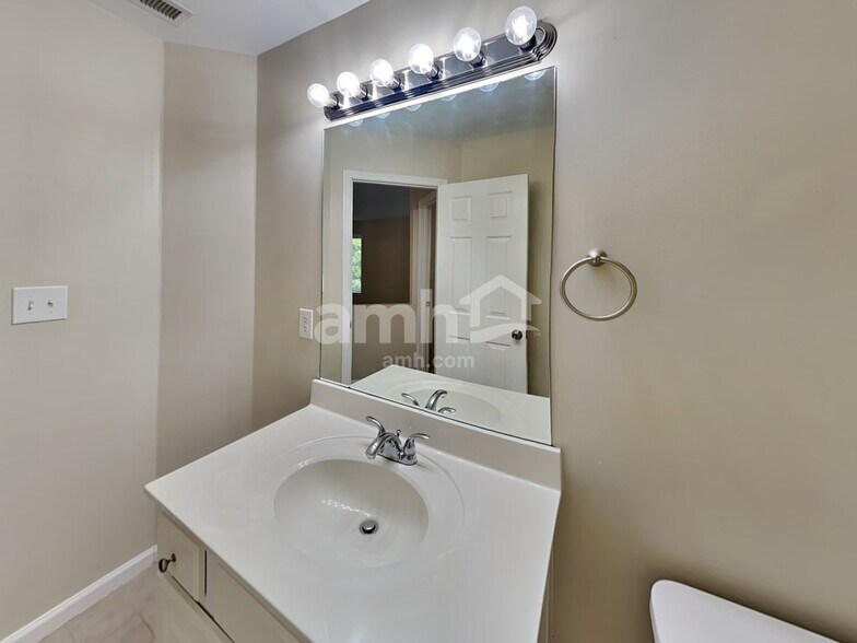 Building Photo - 521 Autumn Walk