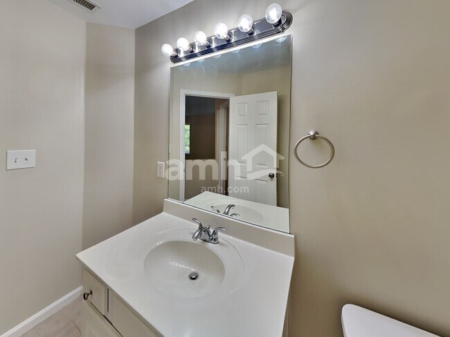 Building Photo - 521 Autumn Walk