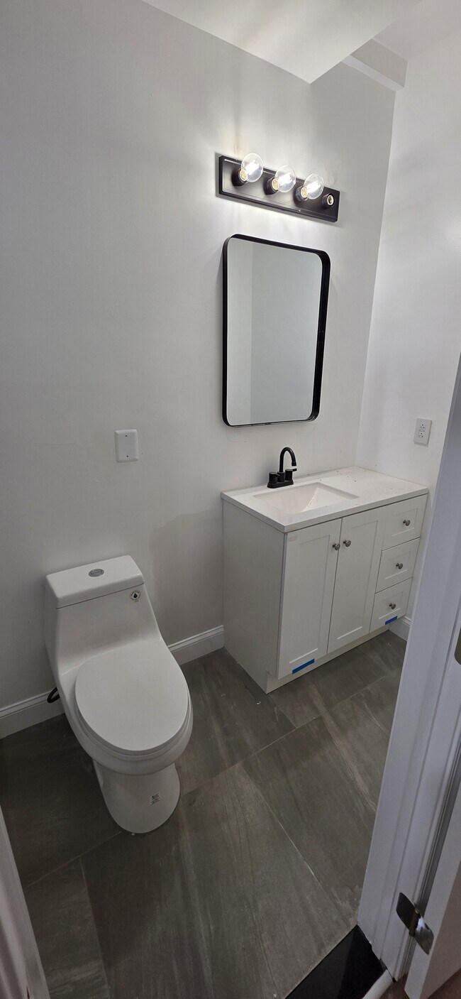 Building Photo - 222 N Glover St