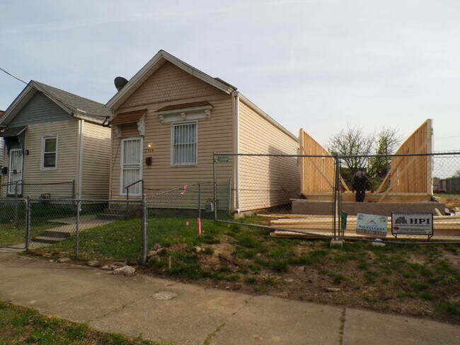 Building Photo - 2 bedroom, 1 bathroom house in Russell neighborhood