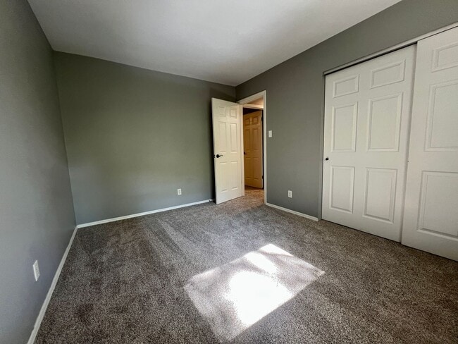 Building Photo - 1685 Lochcrest Dr