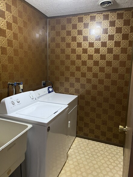 Laundry - 1441 Northwest Dr