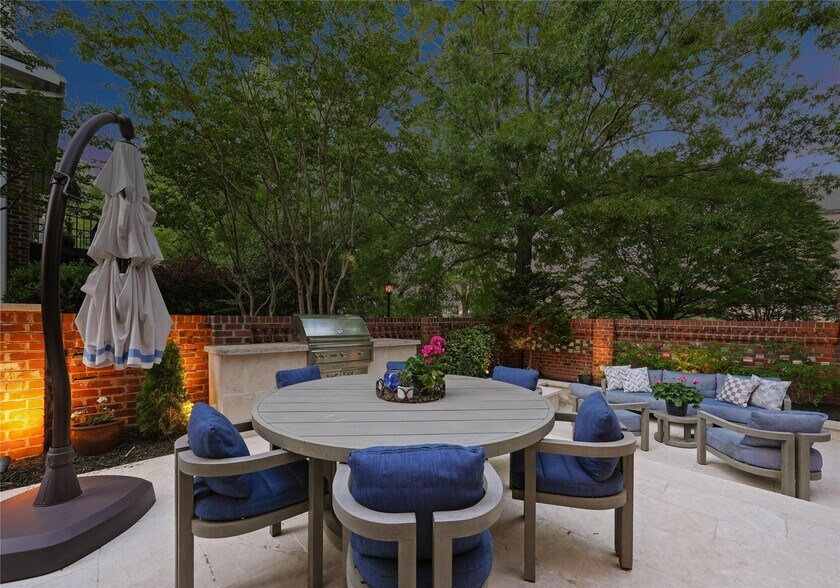 Building Photo - 1124 Dilworth Crescent Row