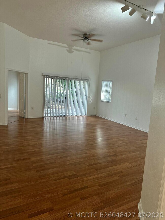 Building Photo - 220 Crestwood Cir