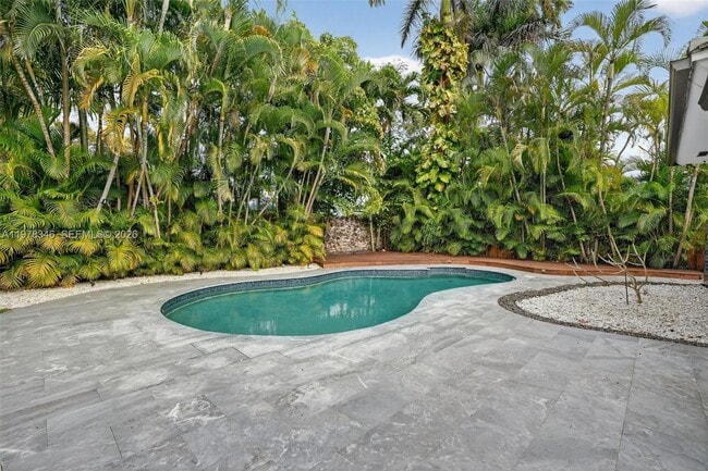 Building Photo - 425 NE 114th St