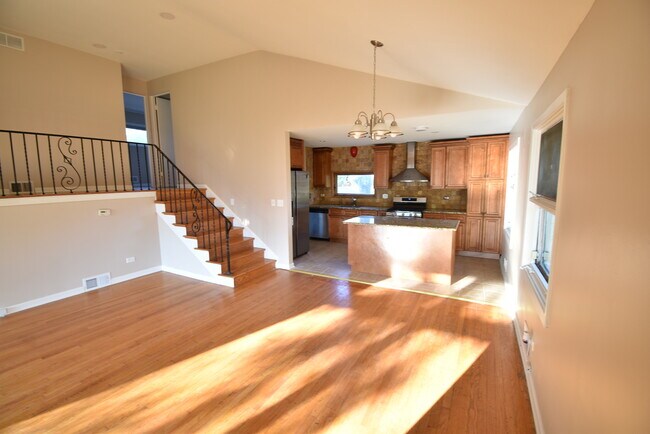 Building Photo - 907 S Elmhurst Rd