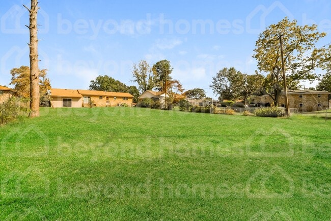 Building Photo - Beautiful lake views with this renovated 4...