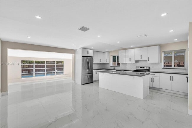 Building Photo - 1600 SW 9th St