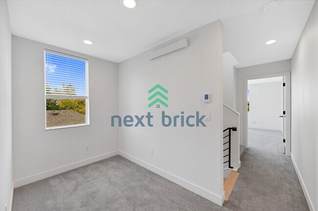 Building Photo - "Charming 2-Bed, 2-Bath Townhouse Retreat in Seattle – 1380 Sq Ft of Modern Comfort!"