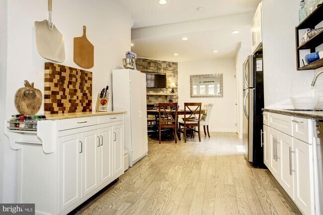 Building Photo - 430 Poplar St