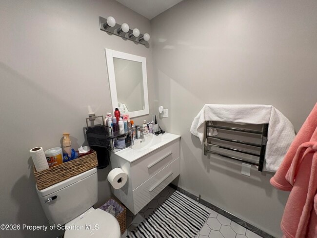 Building Photo - 633 Main St