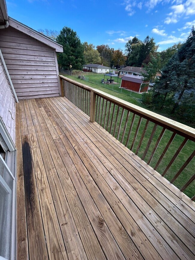 Building Photo - 2 bedroom, 1.5 bath Townhouse