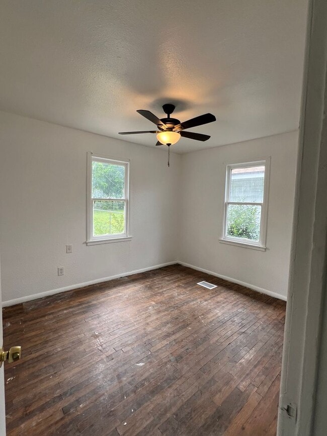 Building Photo - Near Carver Elementary!