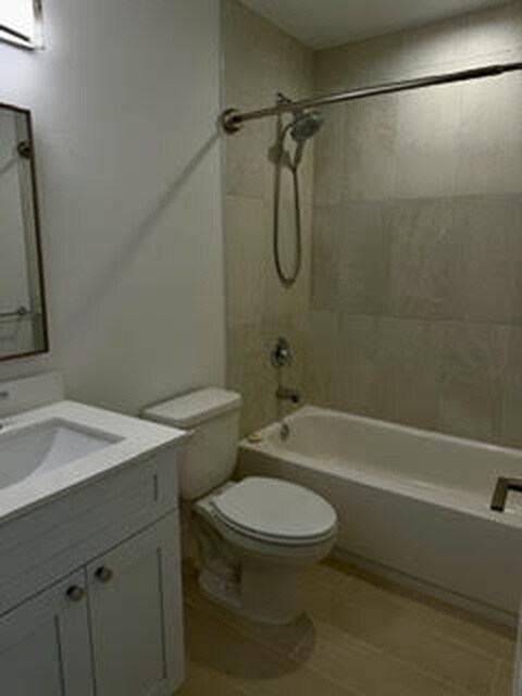 Tub bathroom - 9775 Alabama St