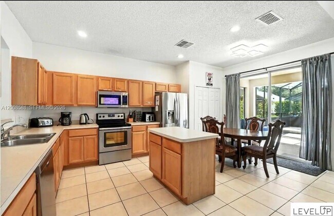 Building Photo - 8520 Sunrise Key Dr