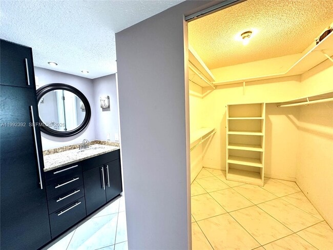 Building Photo - 1904 S Ocean Dr