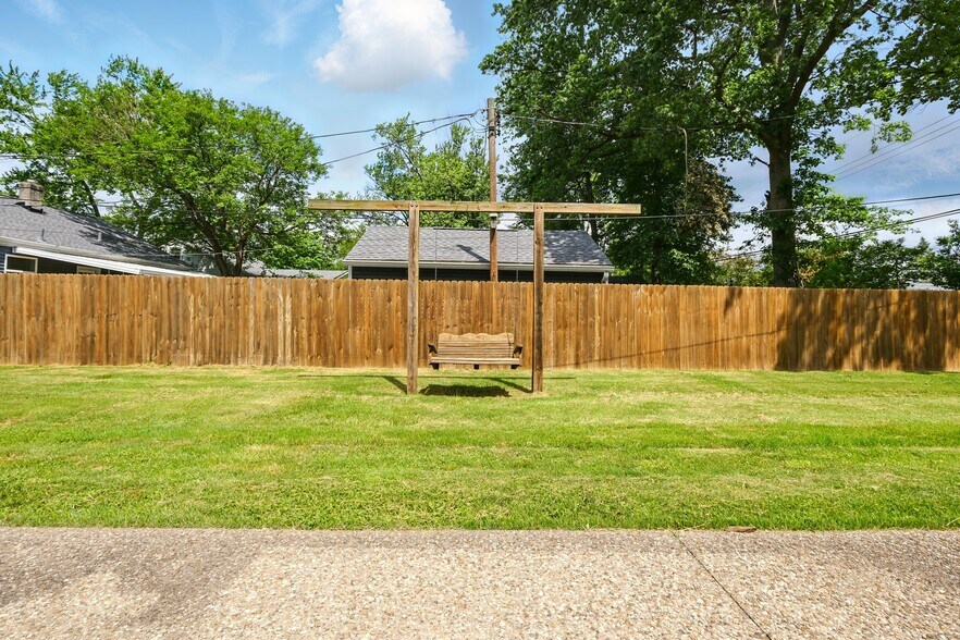 Building Photo - 421 Marquette Dr