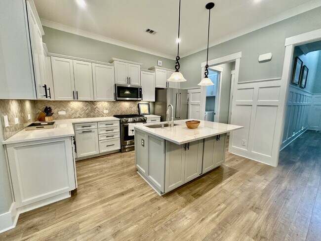 Building Photo - Beautiful Four Bedroom Fully Furnished Home Located in The Walk!