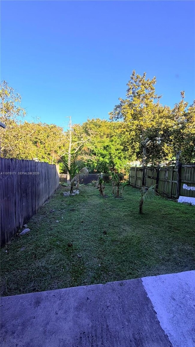 Building Photo - 948 SW 74th Ave