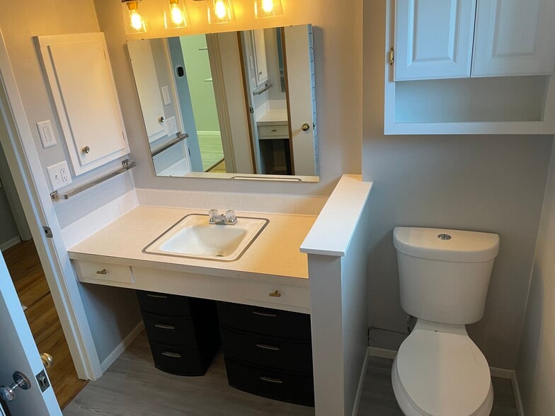 Upstairs Bath 4 - 3011 N Stout Rd