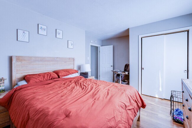 Building Photo - 1022 E Warrington Ave