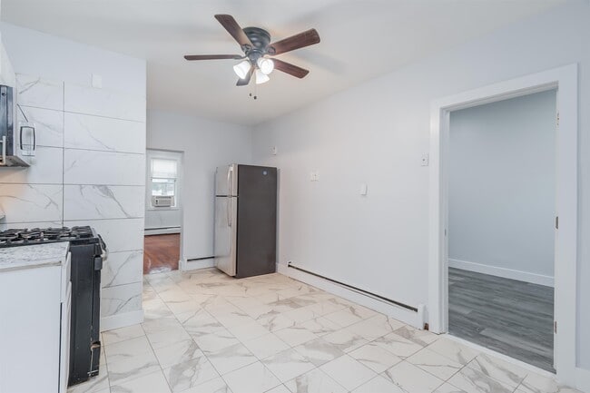 Building Photo - 25 W 10th St