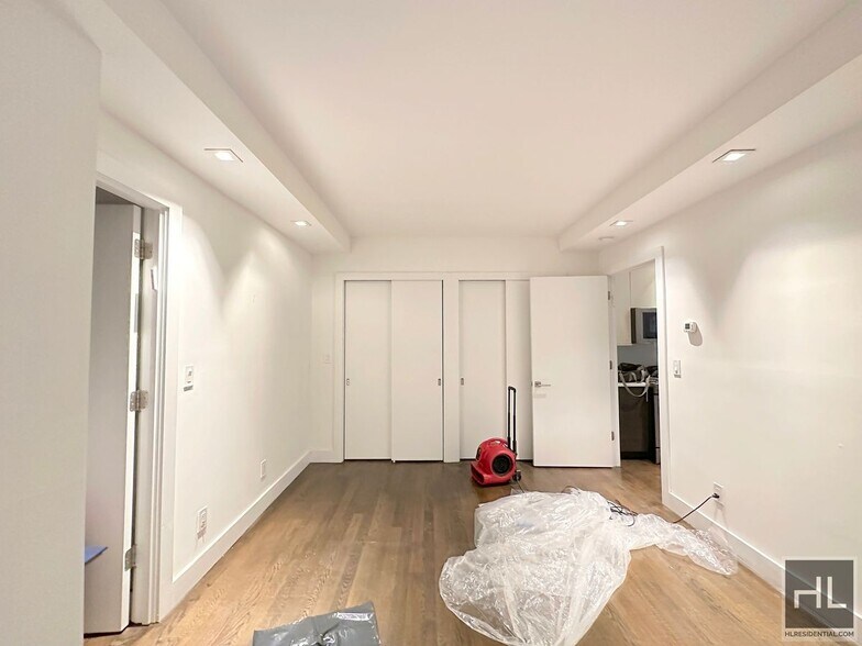 Building Photo - 1 bedroom 1 bathroom KING SIZE with washer and dryer.