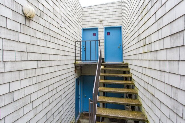 Building Photo - HUGE 1bed/1bath Downtown Living Available ...