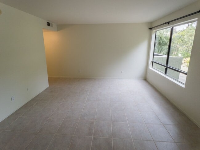 Building Photo - Large 2bed/ 2 bath corner unit in the heart of Silverlake with Hot Tub, Pool, Gated Parking and P...