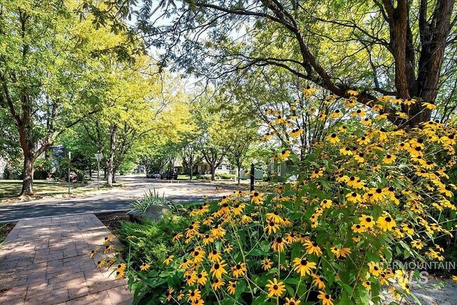 Building Photo - Charming 3 bedroom 2.5 bathroom in Desirable Area!