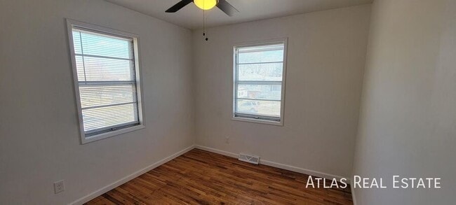 Building Photo - 4912 N Sycamore Dr