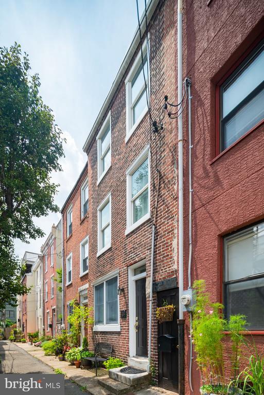 Building Photo - 704 S Darien St