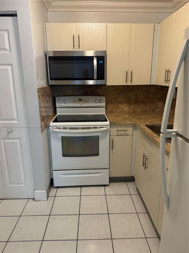 Building Photo - 6961 SW 129th Ave