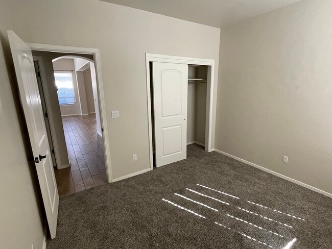 Building Photo - 3933 Agua Duro Dr