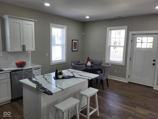 Building Photo - 822 N Gray St