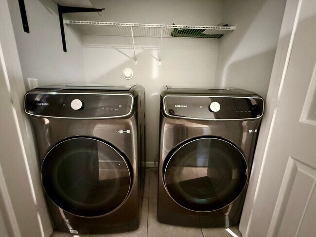 Building Photo - Newer-build Norfolk Home on Corner Lot