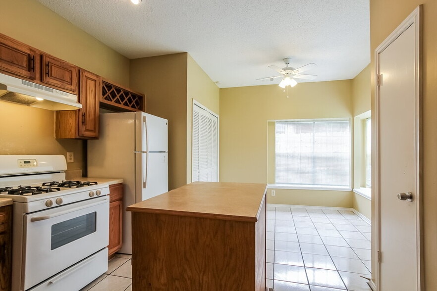 Building Photo - 6018 Fern Hollow Ct