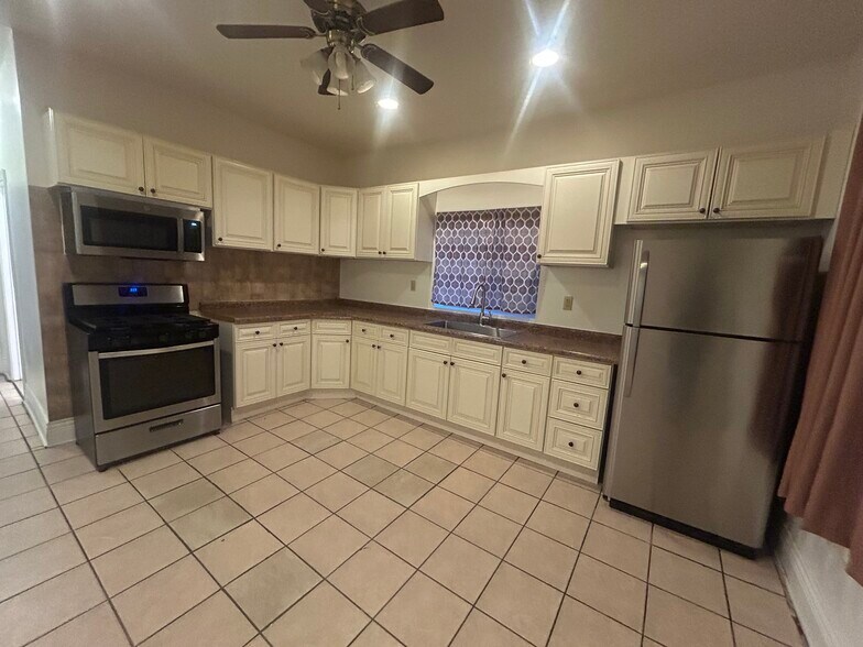 Building Photo - 5653 W Montrose Ave