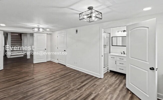 Building Photo - 3 Bed, 2 Bath Home with Fenced Yard / Pet-Friendly / Available Now!