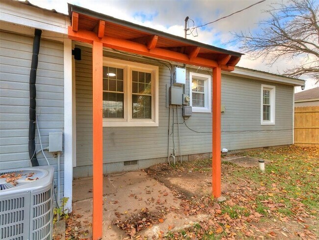 Building Photo - 1338 South Dr
