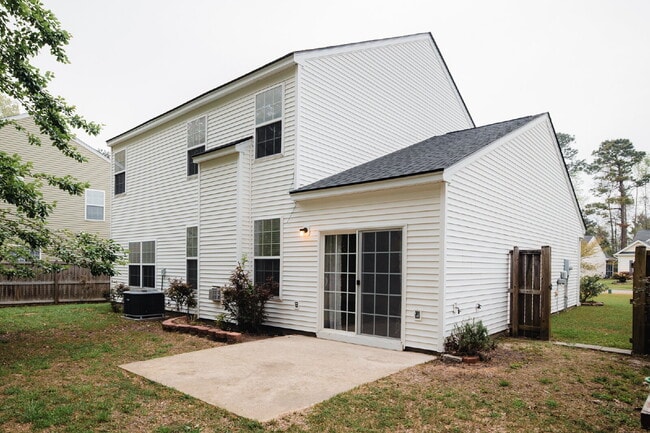 Building Photo - 4 Bed/2.5 Bath/Primary downstairs