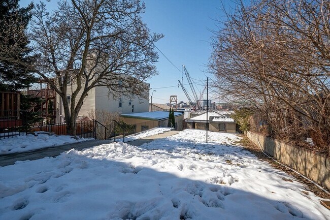 Building Photo - 390 Meridian St
