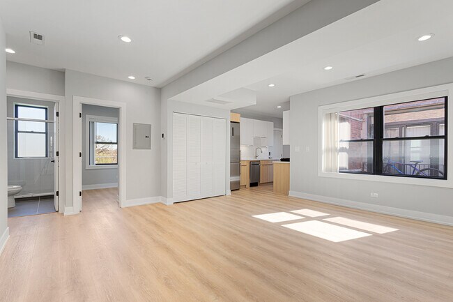 Building Photo - 1552 1/2 W Juneway Terrace