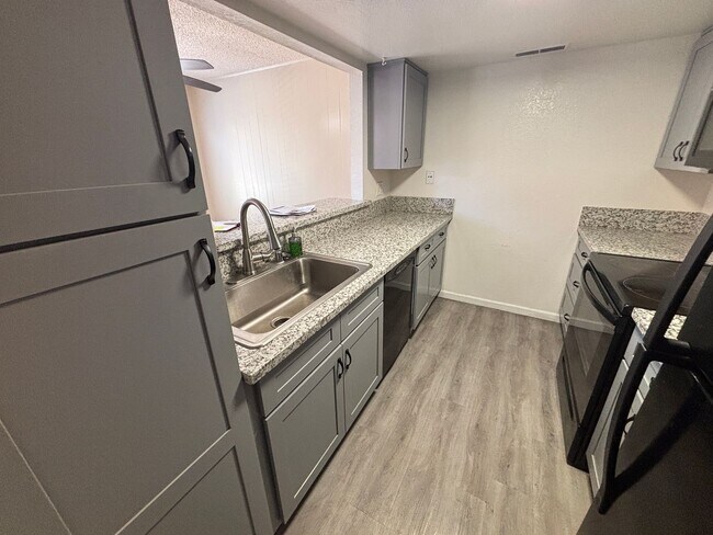 Building Photo - Charming Updated Condominium for Rent in S...