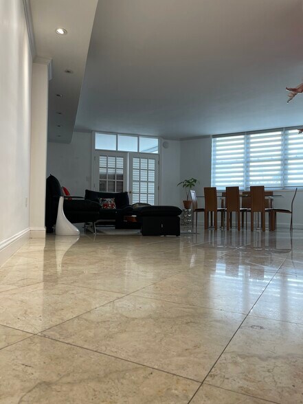 Building Photo - 999 Brickell Bay Dr