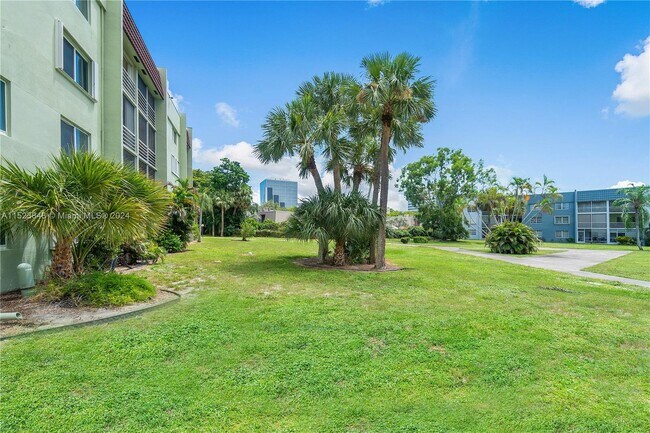 Building Photo - 1638 Embassy Dr